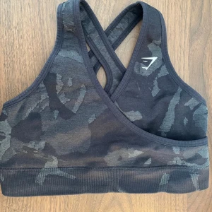 Sport bh  - En sport-bh från gymshark med camouflage motiv i gråa nyanser 