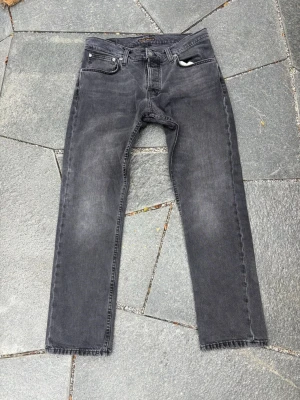 Nudie Jeans - Svarta Nudie Jeans, modell Grim Tim, storlek W33 L30. Skick bra. Perfekta för dig som gillar en avslappnad men stilren stil. Reparerade i skrevet därav lägre pris. Hör av dig vid funderingar👍⭐️