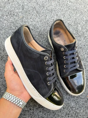 Lanvin uk8 mörkblå - Säljer ett par riktigt feta lanvins. Size uk8 som motsvarar 42 men lanvin är stor i storlek så passar även 43. Skick 7/10. Nypris 5000kr. Ingår: endast skor. Kan gå ner i pris vid snabb affär! 🤩