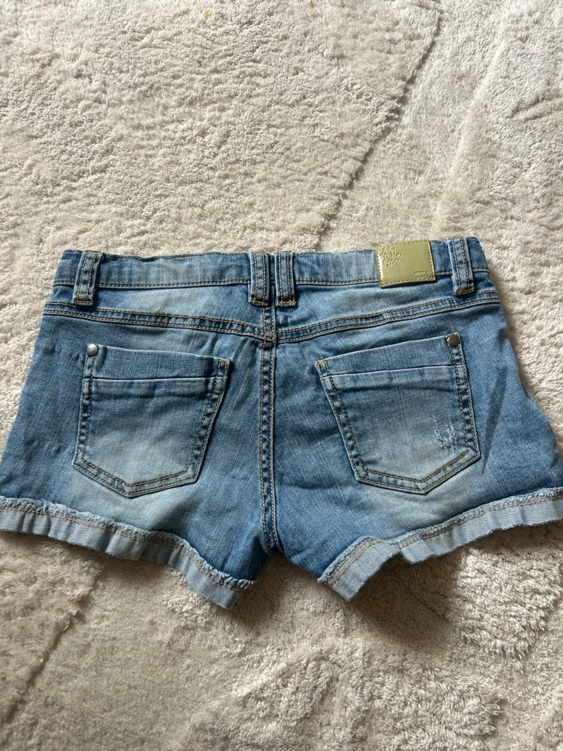 Blå jeansshorts med uppvik - 1