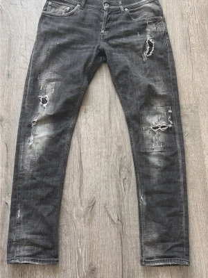 Dondup slim fit - !inga defekter!Säljer ett par Dondup slim fitjeans med slitningar och hål på både lår och knän. Jeansen har en tvättad look och klassisk femficksmodell. Materialet är denim med stretch för skön passform. Perfekta för en edgy och trendig stil.