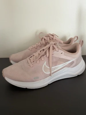 Ljusrosa Nike sneakers  - säljer ett par ljusrosa träningsskor ifrån nike💕 använda 2 gånger, säljer för jag inte använder lägre