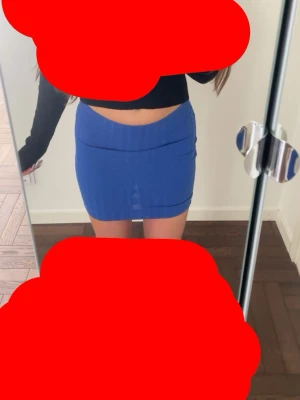 Blå tight kortkjol - Säljer en blå tight kortkjol med enkel design. Man kan använda det som en topp också Kjolen har en kroppsnära passform och är perfekt för dig som gillar en stilren look. Materialet ser ut att vara stretchigt och bekvämt, vilket gör den lätt att bära till olika outfits.