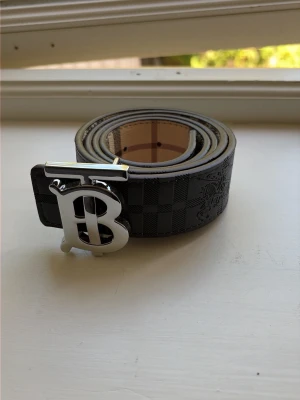 Burberry bälte - Snyggt reversibelt bälte från burberry i storlek 105 cm | Hålgörare ingår
