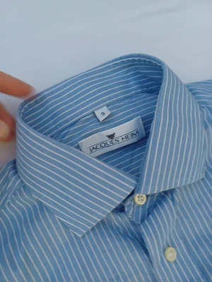 Jacques Heim skjorta - Jacques Heim vintage skjorta väldigt eftertraktat och populärt. Skräddarsydd/insydd för perfekt passform! Ny pris=2000kr, vårt pris=499kr. (Original design)