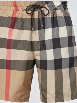 Finns i alla storlekar - Snygga badbyxor med klassiskt rutmönster i beige, svart, vitt och rött. De har en elastisk midja med svart dragsko och korta ben. Perfekta för stranden eller poolen och ger en trendig look.