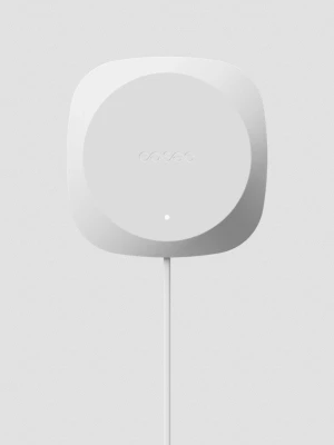 Easee vit gateway för smart laddning - Säljer en vit gateway från Easee som används för smart styrning av laddboxar. Enheten har en rundad fyrkantig form och ansluts med kabel. Perfekt för dig som vill ha koll på elbilsladdningen via app eller nätverk.