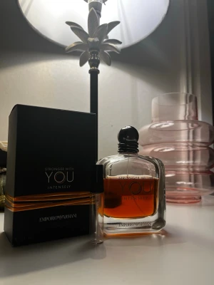 Stronger with you intensley - Stronger With You Intensely 5ml  🔥 En söt och varm doft från Emporio Armani med vanilj, karamell och kryddiga toner. Väldigt mysig och intensiv doft som passar extra bra under höst och vinter samt kvällar och dejter.  📦 5ml sample 💰 69kr  Perfekt om du vill testa doften ordentligt utan att köpa en hel flaska.  ✨ Fräsch och noggrant fylld glasflaska 