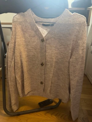Stickad kofta - Beige stickad kofta från lager157. Aldrig använt. Storlek xs