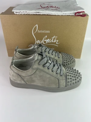 Christian Louboutin Sneakers - Size 40 mycket bra skick, box Dustbag extra snören