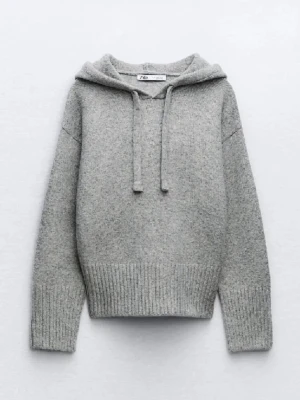 Grå stickad hoodie från Zara - populär tröja från zara! postar direkt vid köp, pris kan diskuteras💕