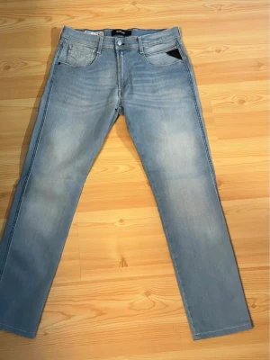 Ljusblå raka jeans - Modell Anbass, W32 och längden är ca 96cm (de är uppsydda i butik). Nypris ca 1600 kr. Hör av dig vid övriga funderingar! Priset är inte hugget i sten!