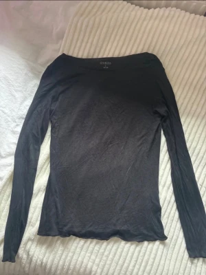 Svart långärmad tröja - Svart långärmad tröja ifrån Stories i st L, passar även andra storlekar eftersom den är stretchig. Är väldigt lik Intimissimi tröjan💓den är lite genomskinlig och knappt använd 