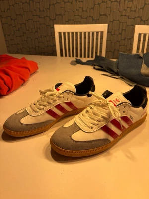 Rare Adidas sambas x coca cola - Ett par riktigt snygga adidas sambas x Coca Cola som bara är använda en kväll  Säljanledning: dom var lite för små för mig ☺️☺️ dom är storlek 45 1/3 men sitter mer som 44,5 om ni har några funderingar är det bara att höra av er