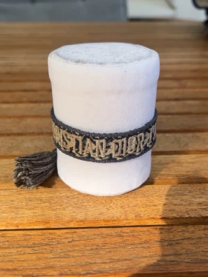 Christian dior armband - Ett snyggt och unikt armband! No size. Inga defekter eller liknande. Vet ej om armbandet är äkta eller fejk. Hör av er vid intresse!