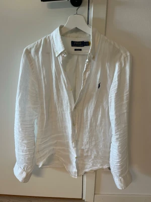 Ralph Lauren Linné skjorta  - Snygg o stilren Ralph Lauren linne skjorta i storlek S. Bra skick, inga defekter eller liknande. Kom privat för fler frågor✅