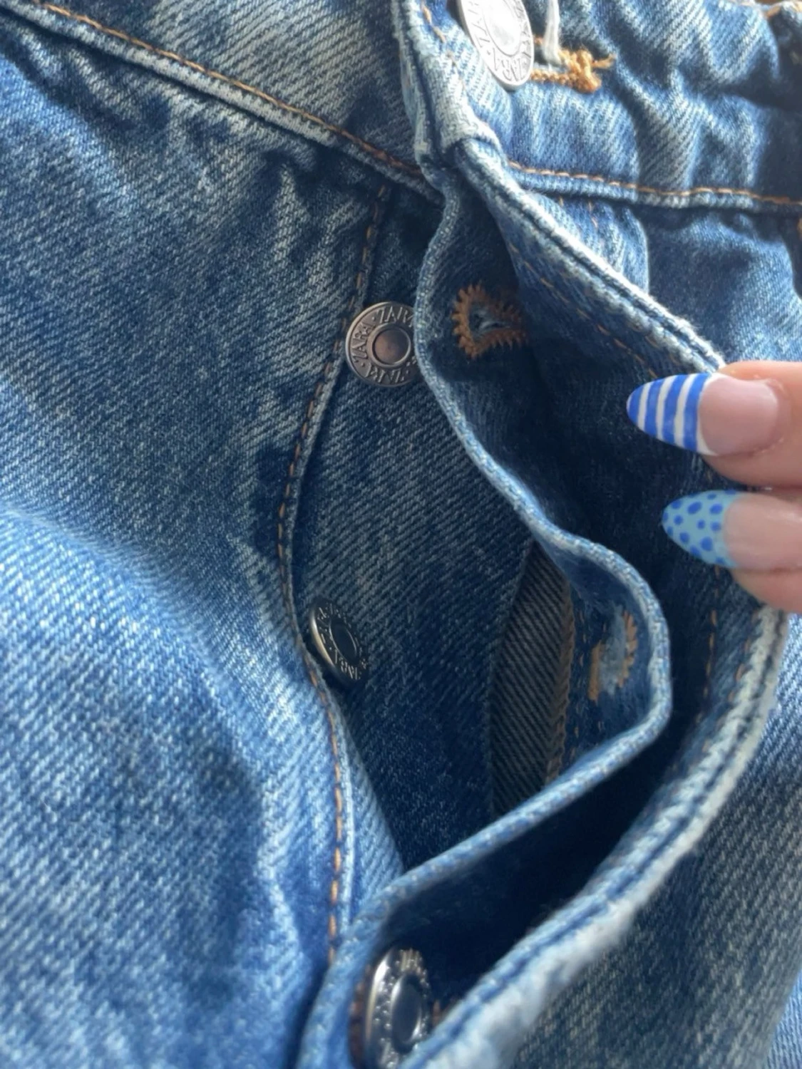 Högmidjade blå jeansshorts - 2