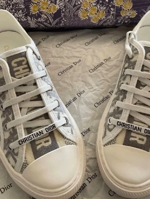 Christian Dior skor - Snygga dior skor använts en gång. St 40 passar även om man har 39 jag själv har st 39 tyckte de passa bra. Sälj på grund av inhe kommer till användning. Skriv gärna om ni undrar över något. 