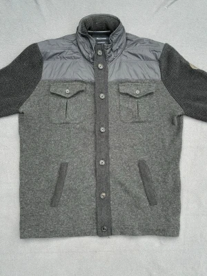 Ull cardigan  - Riktigt snygg cardigan i ullblandning från Marc O’polo. Finns en luva som man kan stoppa in eller ha ute. Riktigt clean och perfekt nu mot hösten. Storlek XXL, men sitter som L.