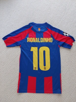 Barcelona Ronaldinho  - Säljer en klassisk FC Barcelona matchtröja från Nike med Ronaldinho och nummer 10 på ryggen. Tröjan är använd få gånger. Storlek XS.