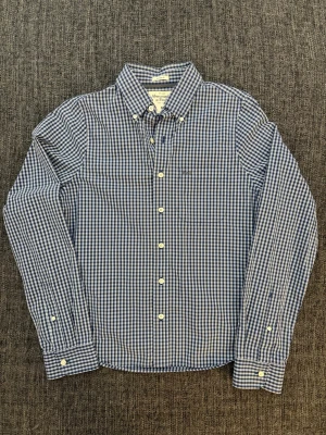 Abercrombie & fitch skjorta ~ vintage  - Sjukt eftertraktad Abercrombie & Fitch skjorta ~ vintage rutig modell som inte längre produceras | st M | färg marinblå/vit | klassisk passform | perfekt vintage piece | OBS kan gå ner lite i pris vid snabb affär! 🏄