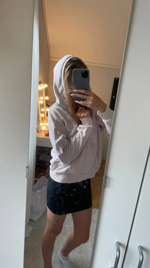 Rosa hoodie från gina - Superfin och varsamt använd. Storlek 152 men passar även xs