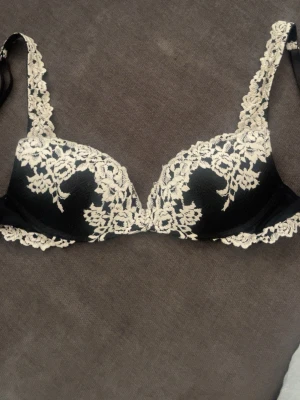 Inimissimi Bh - Säljer min bh från intimissimi då den inte passar mig längre och inte kommit till användning på ett tag💞💞