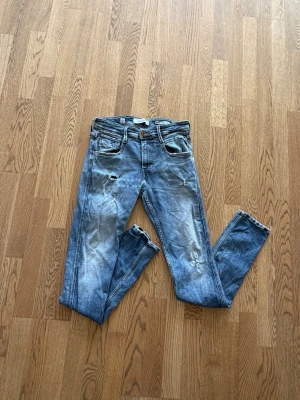 Replay Jeans med slitningar - Blå jeans från Replay, modell Anbass. W30 L32. 