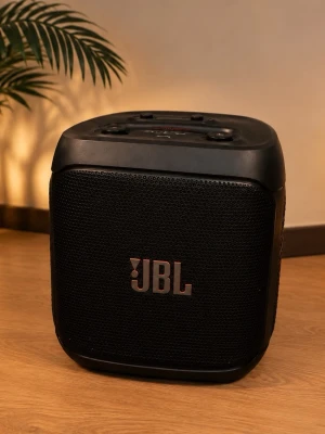 JBL bärbar högtalare med mikrofon - JBL Partyhögtalare med trådlös mikrofon – redo för fest! 🔊🎤 Säljer en JBL partyhögtalare i fint skick, perfekt för fest, karaoke, hemmafest eller andra tillställningar. Högtalaren kommer med tillhörande mikrofon.  ✅ Kraftfullt ljud ✅ Trådlös mikrofon medföljer ✅ Perfekt för karaoke och fest ✅ Fungerar som den ska  ⚠️ Laddaren/strömkabeln som syns på bilden ingår EJ.