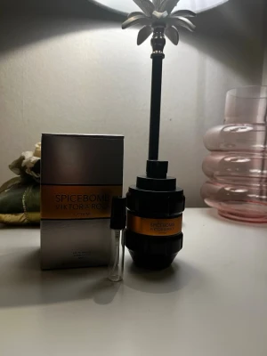 Spicebomb Extreme - Viktor&Rolf Spicebomb Extreme 5ml  🌶️ En varm, kryddig och maskulin doft med en riktigt härlig vinterkänsla. Mörkare och mer intensiv än många andra designerparfymer och passar perfekt till kvällar, fest och kallare väder.  📦  5ml sample 💰 59kr  Perfekt om du vill testa en av de mest populära vinterdofterna utan att köpa full size.  ✨ Fräsch och noggrant fylld glasflaska 