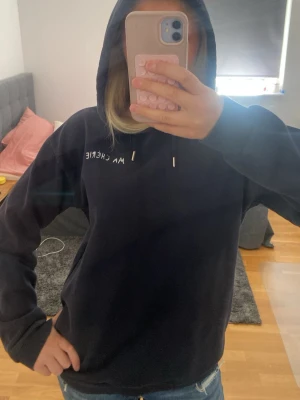Mörkblå hoodie  - Säljer en mörkblå hoodie med huva och dragsnören. På bröstet och på baksidan står det 'MA CHÉRIE' i vitt. Hoddien är från Gina tricot och är i storlek 170. Tröjan är varsamt använd och i mycket bra skick.