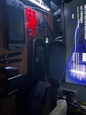 Nintendo Switch med tillbehör - Nintendo Switch i svart och grå. Följande ingår: laddare, kontroll, små kontroller, tv-station, två spel (Zelda breath of the wild och Mario odyssey) och även ett fodral till Nintendot, 10 spel och lite mer. Det är köpt för ett per år sedan men verkligen inte använt det många gånger.