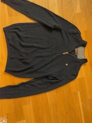 Mörkblå stickad tröja med halvzip Morris  - Jag säljer denna snygga mörkblåa halvzip tröjan från Morris som är i fint skick utom att lappen är av på ena sidan som lätt går att sy på, men även en liten slitning i slutet av ena armen som inte syns när man har på sig den💕 den är i storlek S💕 skriv vid minsta fundering💕