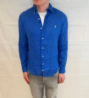 Polo Ralph Lauren Slim Fit Linen Shirt Blue Men's - Slim fit linneskjorta i blått, begagnad i mycket fint skick.
