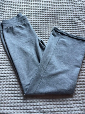 Ljusgrå mjukisbyxor med dragsko - Snygga raka byxor som är mid waist men går att göra low waist. Dom passar till mycket och kommer ofta till användning, men passar inte mig 💞