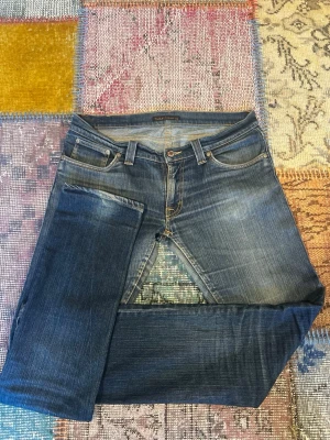 Nudie Grim trim - Säljer ett par riktigt schyssta jeans från Nudie i modellen Grim trim, W30 L32. Dem har en väldigt fin tvätt och slitningar från mycket användning. Perfekta nu inför skolstarten. Innerben-79cm,  benöppning-17cm, midja-41cm. Tveka inte på att höra av dig vid frågor🙌