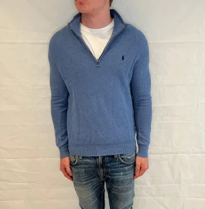 Polo Ralph Lauren Half Zip Light Blue - Ljusblå stickad halvzip-tröja i bomull, herrmodell. Begagnad i mycket gott skick.