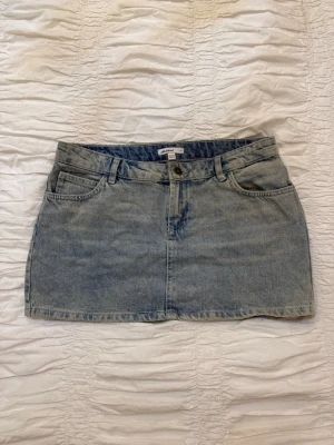 Subdued jeans kjol  - säljer denna supergulliga korta, lågmidjade jeanskjol från subdued. aldrig använd och i helt nytt skick! 🩷strl m/38 (passar som s/m) 