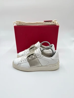 Valentino sneakers  - Hej säljer nu dessa fina valentino open skor  Skick enligt bilder  Postar snabbt och smidigt   Hör av er vid frågor eller funderingar