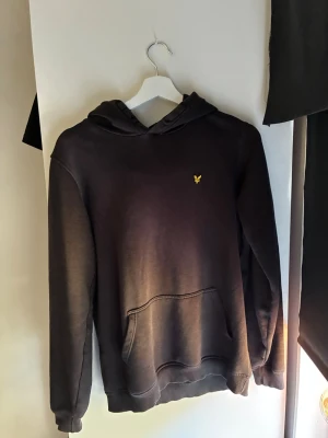 Lyle & scott - Svart hoodie från Lyle & scott. Simpel svart hoodie med en ficka vid magen. Bra till hösten 