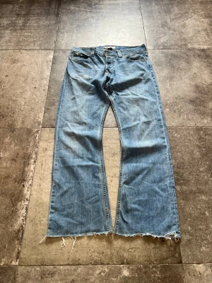 vintage levis 512 bootcut jeans - tja! säljer nu mina vintage levis 512or jeans med en riktigt najs passform👏 de sitter bootcut🥹är sydda att sitta som 32/32 samt i riktigt bra skick🫡 tveka inte på att skriva ifall ni har fler frågor😉