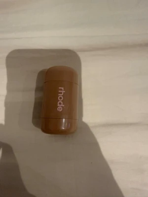 Blush  - Säljer en helt ny rhode blush 
