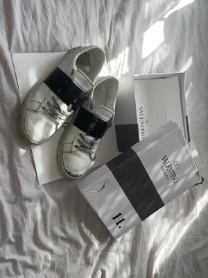 Valentino skor - säljer mina slitna men användbara valentino garavani open sneakers i 44,5! finns skavanker överallt men är säkert lätt fix! Allting fås med som skokartong osv! pris kan diskuteras!