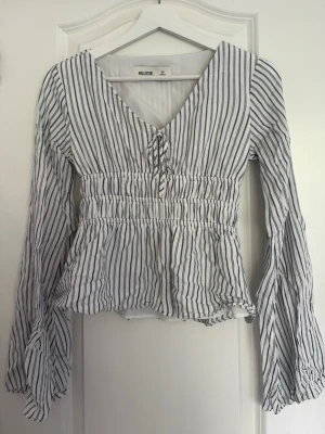 Hollister bell sleeve top  - Randig blus från Hollister som har använts och tvättats en gång. 