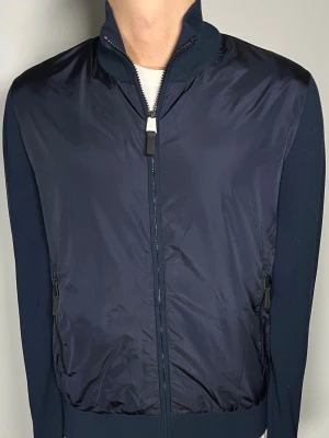 Ny J.Lindeberg cardigan  - 👕 Plagg: cardigan                                                               📏 Storlek: M                                                               🏷️ Märke/Modell: J.Lindeberg                                   ✨ Skick: Fint skick                                                        💬 Vid frågor är det bara att skriva!                                                                                          🛍️ Gramenti