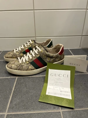 Gucci Ace monogram gold bee (Kvitto!) - Tja, säljer dessa tvärfeta Gucci ace Skor i mycket fint skick! Defekter? Lite sliten inuti samt bak på hälen! Gucci Låda, kvitto, Gucci kort ingår vid köp! Lådan har jag inte för tillfället så skriv för mer info! Storlek Uk 7,5 Eu 41,5. Nypris cirka 9000kr!! Vid fler frågor är det bara att höra av sig🤝