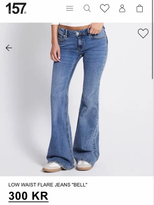 Low waist flare jeans  - Säljer ett par low waist byxor ifrån lager 157 som tyvärr inte kommer till användning nått. Storlek S/full lenght