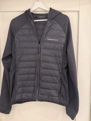 Peakperformance cardigan  - Säljer denna peakperformance cardigen eftersom den inte passar mig längre och jag är sugen på nytt hör gärna av er vid frågor storlek m 