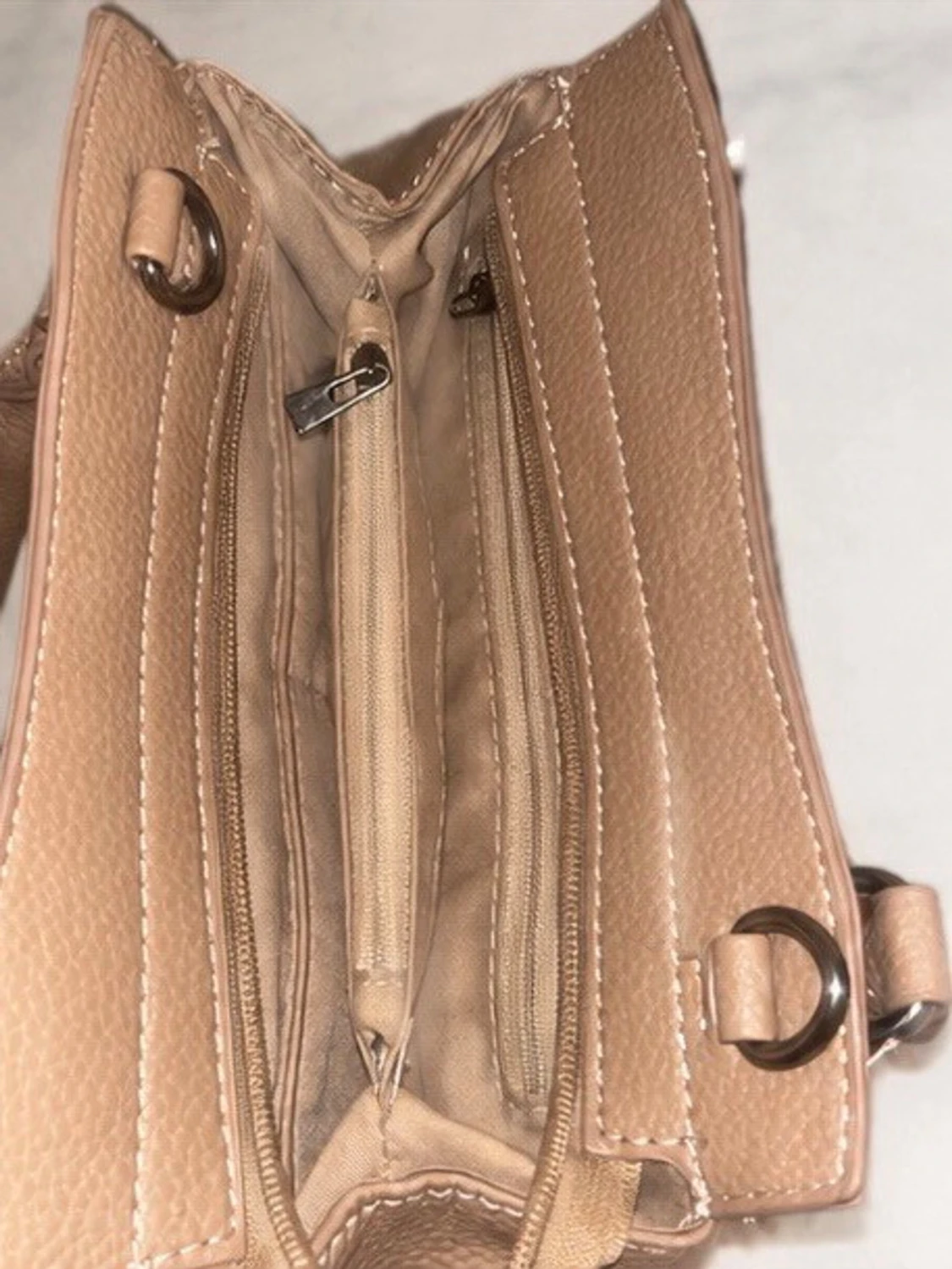 Beige handväska med detaljer - 2