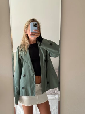 Cropped Trenchcoat - Snygg Cropped trench i grön färg, perfekt till hösten!